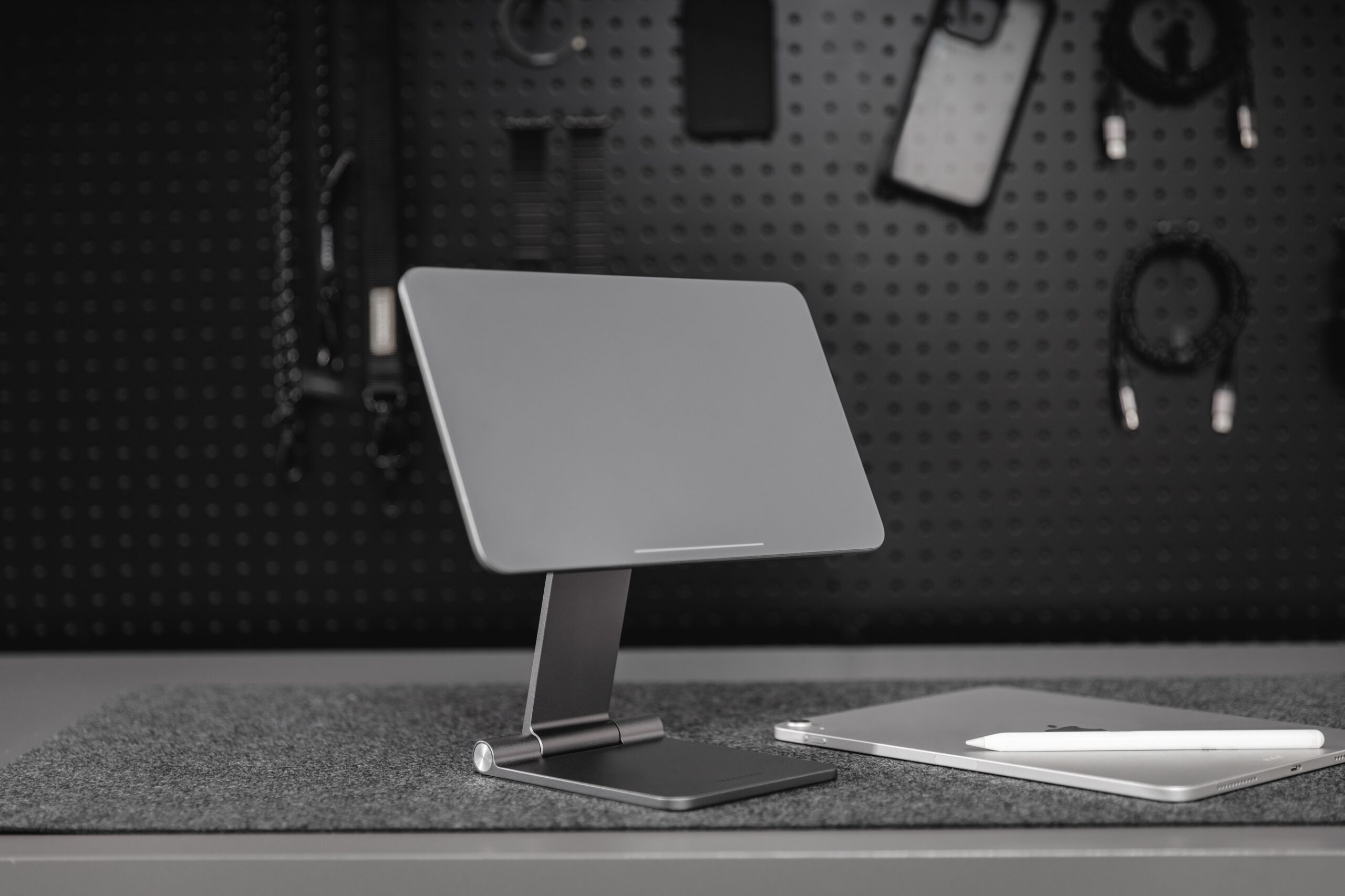 Mageasy FLIPMOUNT Magnetic iPad Stand - The Trend Trading